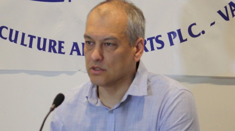 Кандидат за депутат обикаля секции с предварително разпечатани жалби
