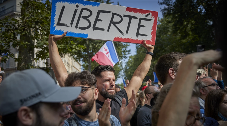 Неваксинираните във Франция вече ще си плащат тестовете