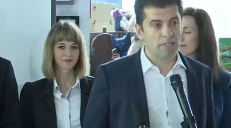Бащата на кандидатка на Петков завлякъл с пари 10-има във Врачанско, тя раздава морал