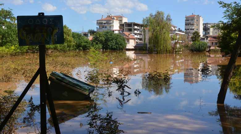 Недостиг на питейна вода и риск от зарази в наводнените райони в Гърция