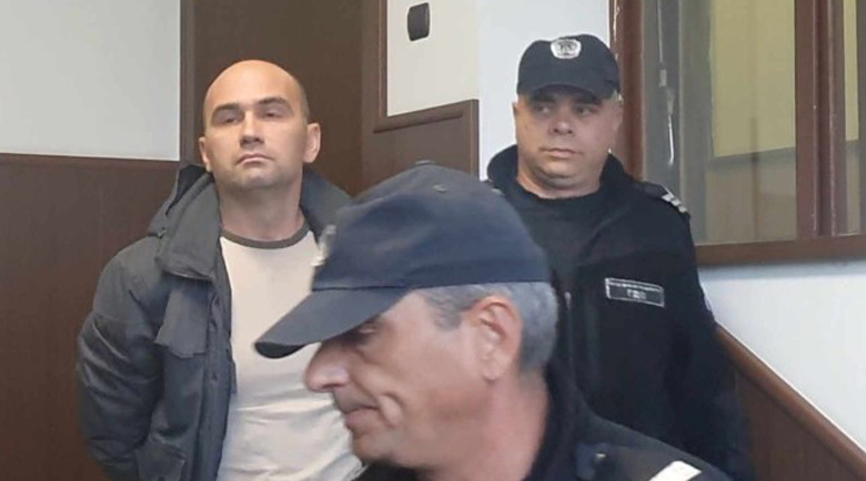 Чакат се експертизи по делото срещу фотографа Дардов