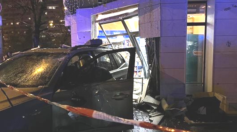 Шофьорът, забил колата си в магазин, е в прединфарктно състояние