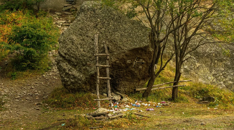 Грозно безхаберие разгневи туристи на Караджов камък